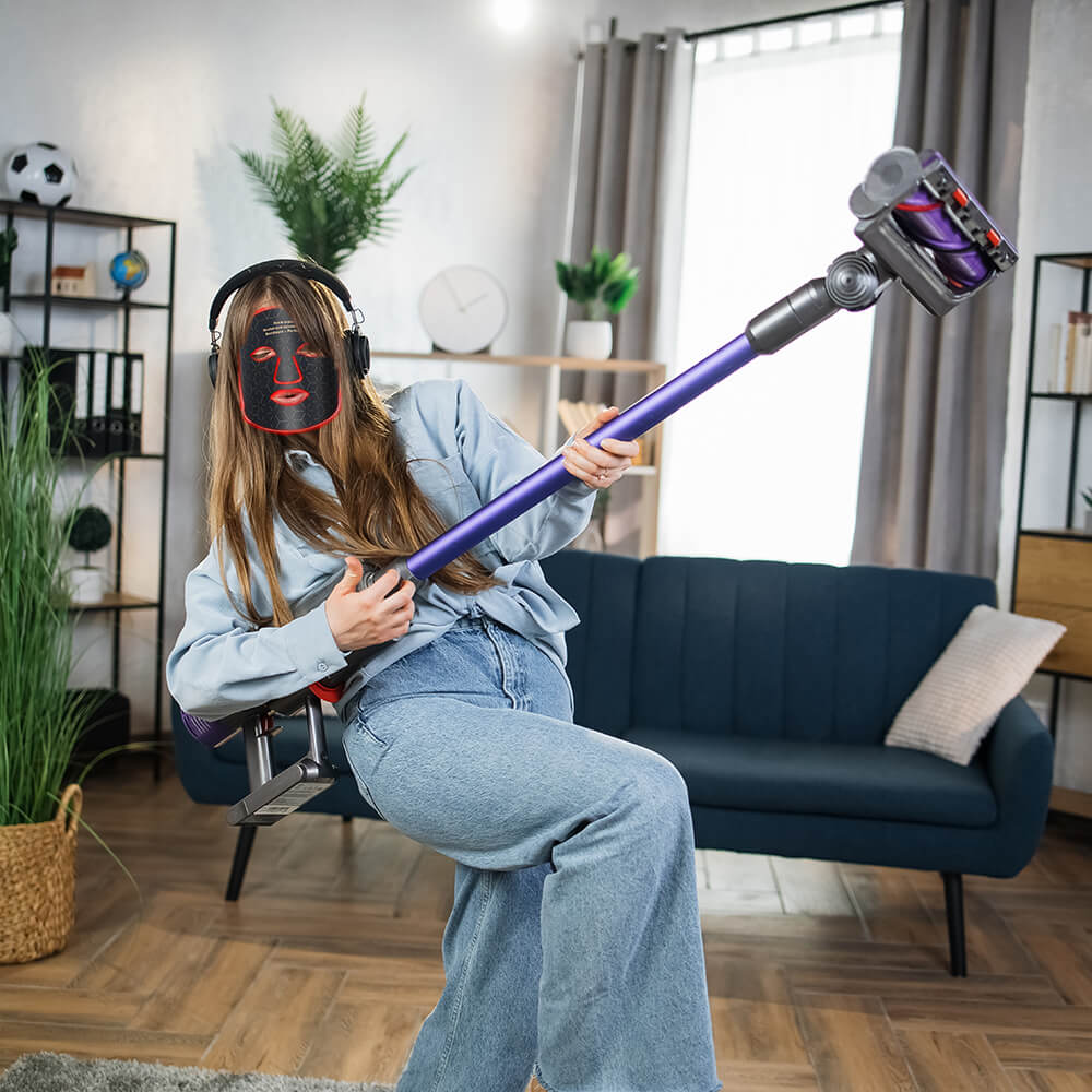 Lichttherapie Maske beim Staubsaugen