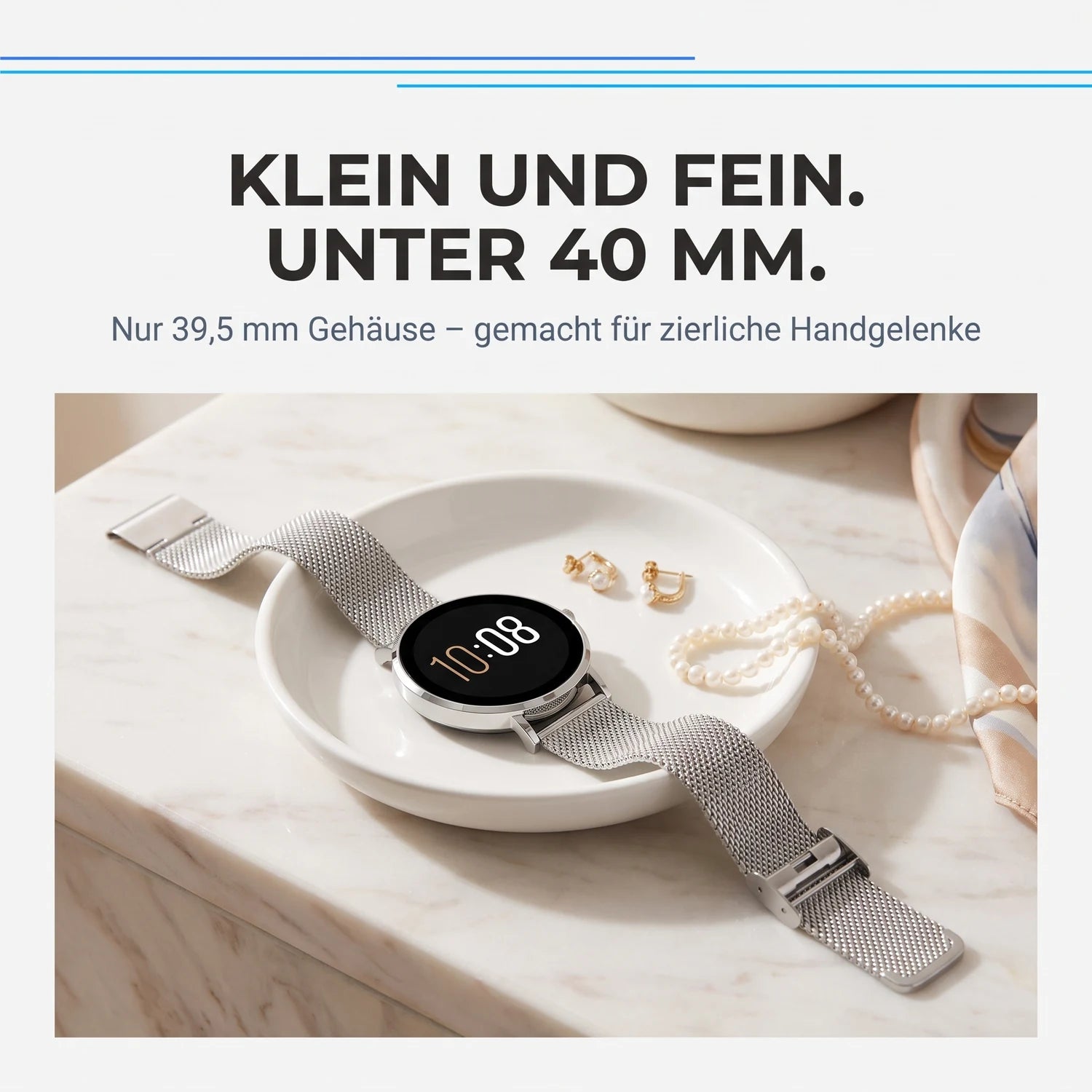 Klein und fein, unter 40 mm – Amory 5 Mini in einer Schmuckschale neben Perlenkette