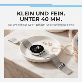 Klein und fein, unter 40 mm – Amory 5 Mini in einer Schmuckschale neben Perlenkette